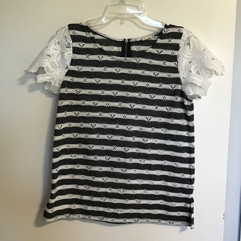 HEM & Thread Eyelet T-shirt with Floral Lace Sleeves